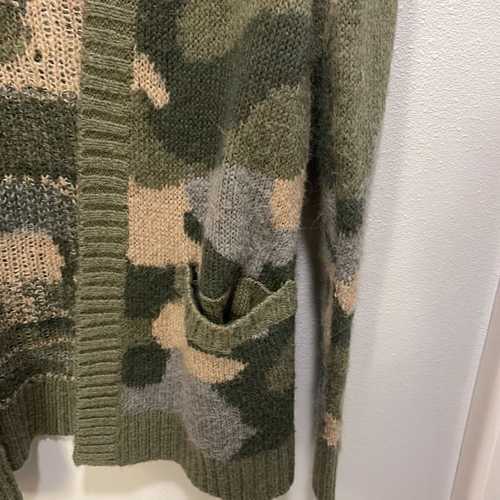 Hollister woman’s camo cardigan - Picture 3 of 9